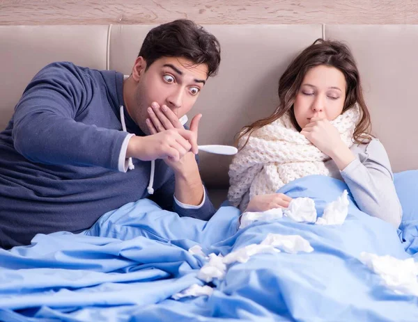 Moglie prendersi cura di marito malato a casa a letto — Foto Stock
