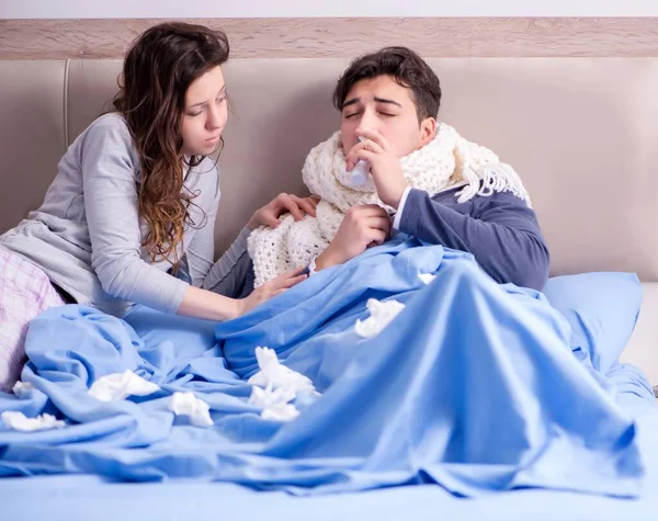 Istri merawat suami yang sakit di rumah di tempat tidur — Stok Foto