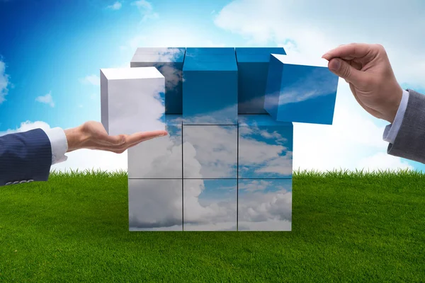 Empresario construyendo cubo de nube con formas — Foto de Stock