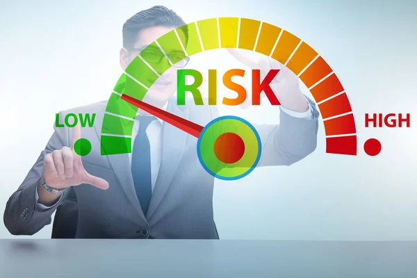 Risk ölçme ve yönetim kavramında iş adamı — Stok fotoğraf