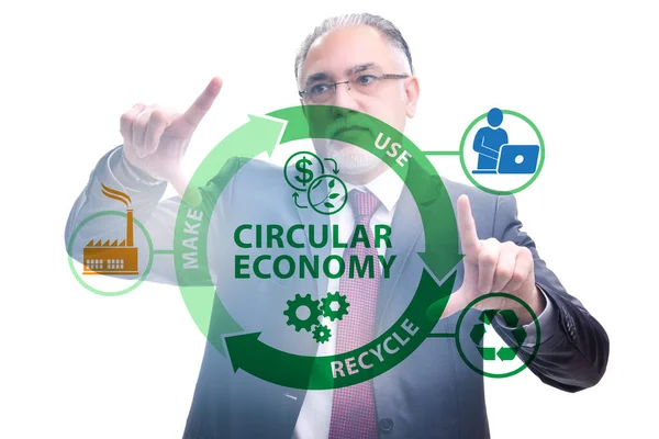 Concept d'économie circulaire avec homme d'affaires — Photo