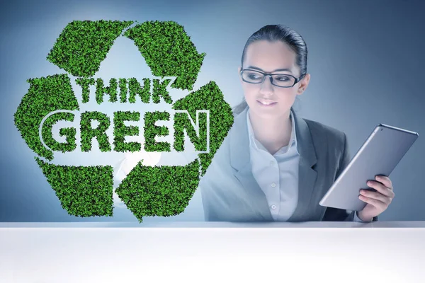 Pensar conceito ecológico verde com mulher de negócios — Fotografia de Stock