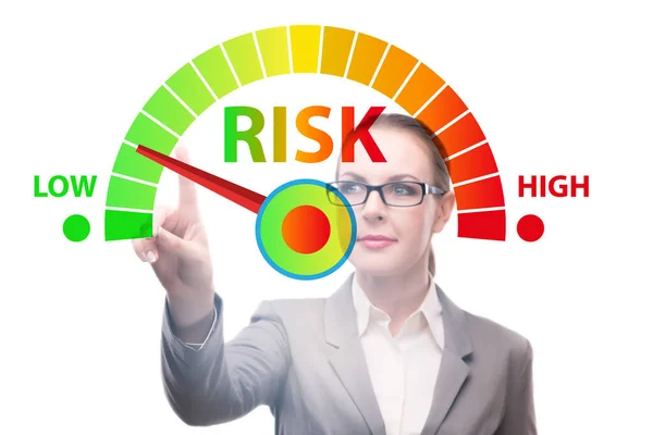 Empresária no conceito de medição e gestão de riscos — Fotografia de Stock