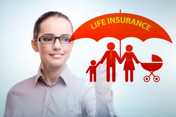 Conceito de seguro de vida com empresária pressionando botão — Fotografia de Stock