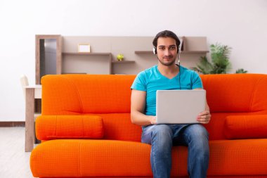 Salgın sırasında tele-araştırma konseptinde genç bir erkek öğrenci