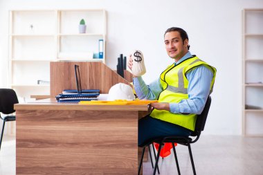 Ofiste çalışan genç erkek mimar.