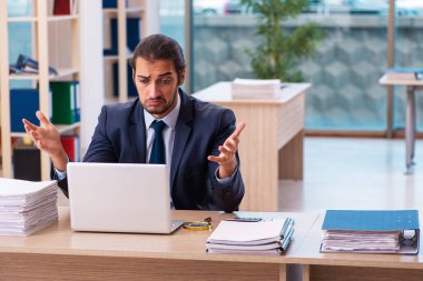 Ofiste çalışan genç bir erkek.