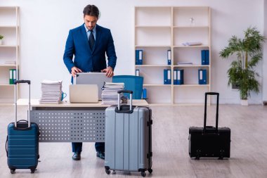 Genç erkek çalışan iş gezisine hazırlanıyor.