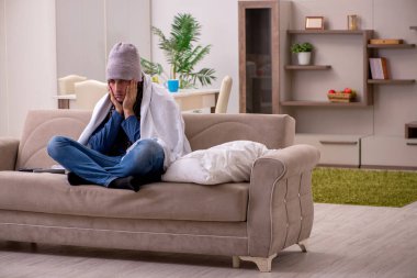 Genç adam evde acı çekiyor.