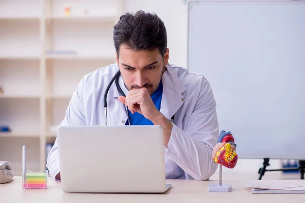 Joven médico cardiólogo en el aula — Foto de Stock