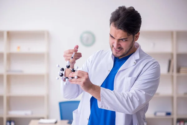 Joven médico varón en concepto de vacunación —  Fotos de Stock