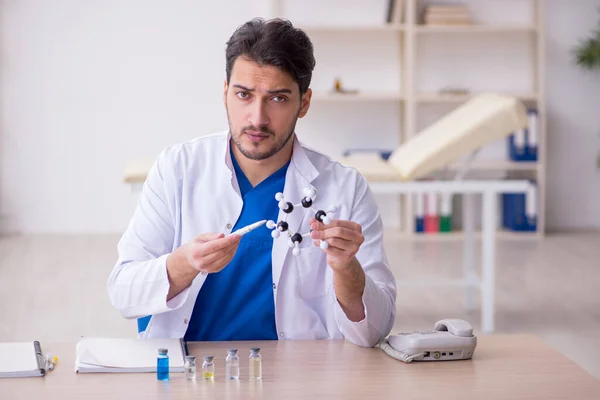 Joven médico varón en concepto de vacunación —  Fotos de Stock