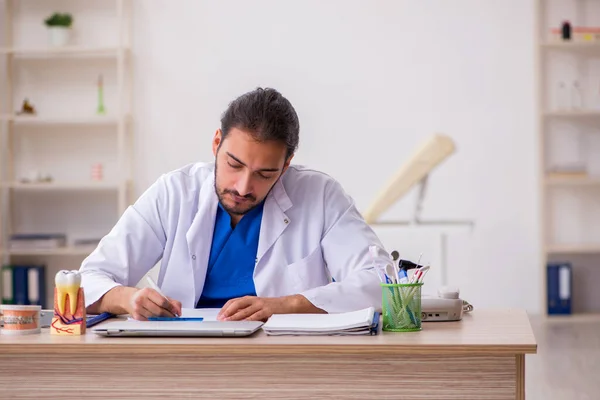 Junger männlicher Zahnarzt arbeitet in der Klinik — Stockfoto