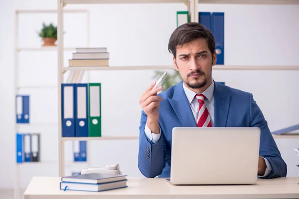 Giovane dipendente maschile che lavora in ufficio — Foto Stock