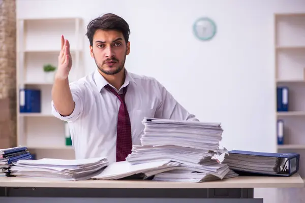 Empleado joven empresario descontento con el trabajo excesivo en la oficina — Foto de Stock