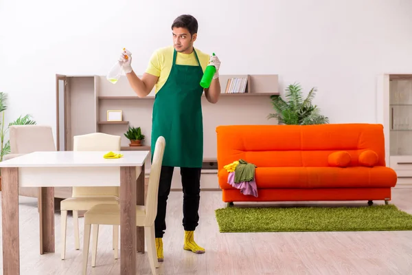 Jonge mannelijke aannemer schoonmaken van het huis binnen — Stockfoto