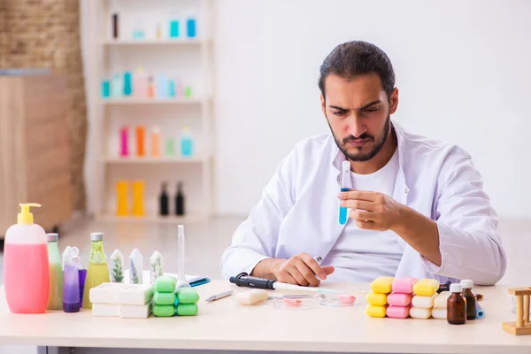 研究室で若い男性化学者のテスト石鹸 — ストック写真