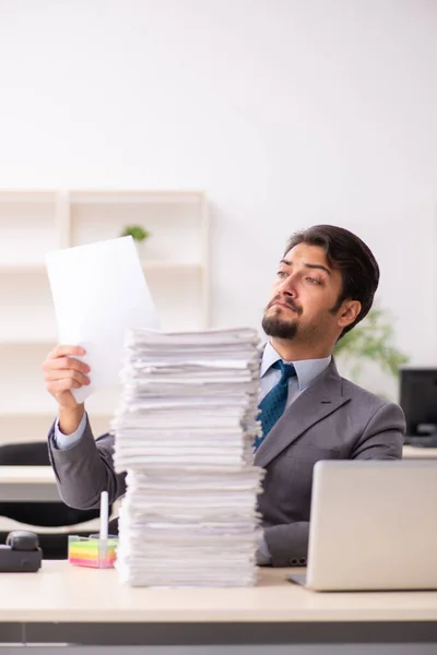 Giovane dipendente maschile che lavora in ufficio — Foto Stock