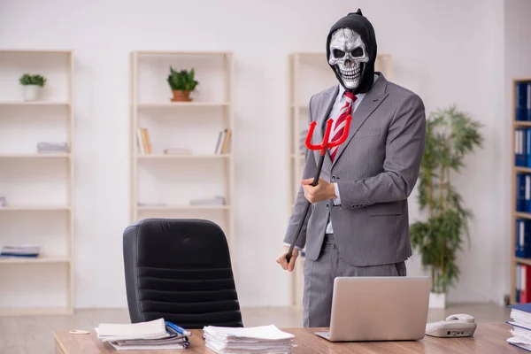 Diabo empresário empregado sentado no local de trabalho — Fotografia de Stock