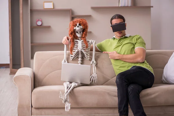 Jongeman met vrouwelijk skelet in virtual reality concept — Stockfoto