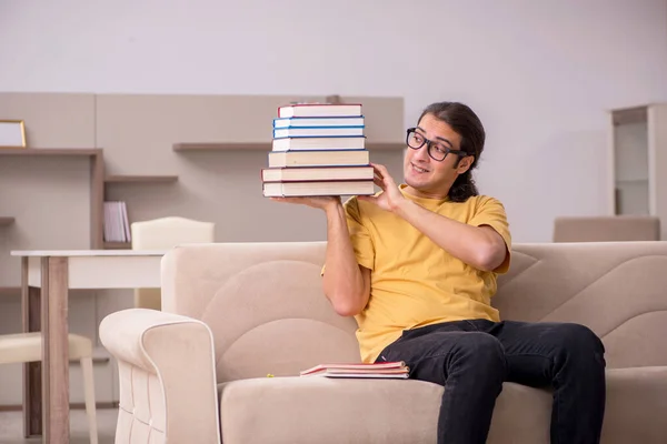 Joven estudiante masculino preparándose para los exámenes en casa — Foto de Stock