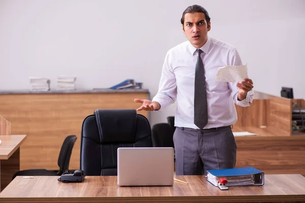 Fiatal férfi alkalmazott elégedetlen irodai tréfa az irodában — Stock Fotó