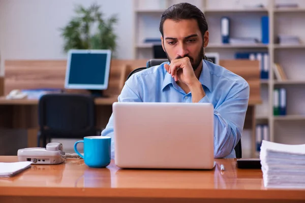 Giovane dipendente maschile che lavora in ufficio — Foto Stock