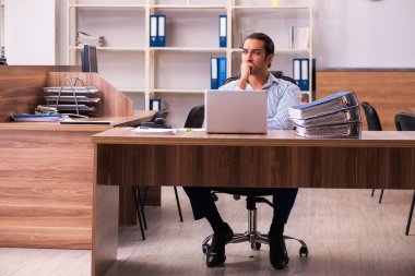 Ofiste çalışan genç bir erkek.