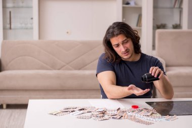 Evde acı çeken genç hasta adam.