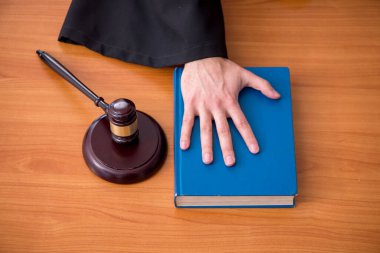 Mahkeme salonunda çalışan genç bir erkek yargıç.