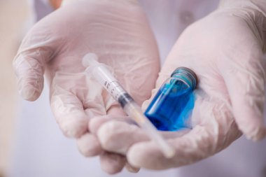 Aşı konseptinde genç bir erkek doktor.