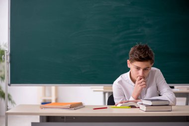 Sınıfta oturan çocuk.