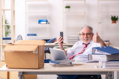 Hareket konseptinde yaşlı erkek çalışan