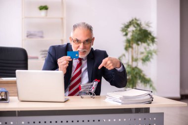 Ekommerce konseptinde eski bir işadamı