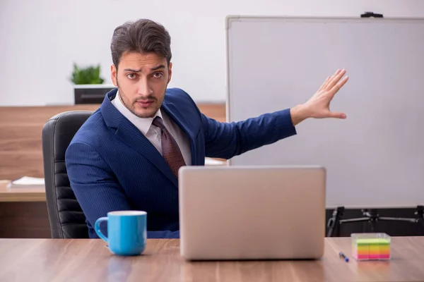 Jeune bel employeur dans le concept de téléconférence — Photo