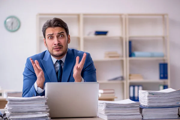 Jeune homme d'affaires employé et trop de travail au bureau — Photo