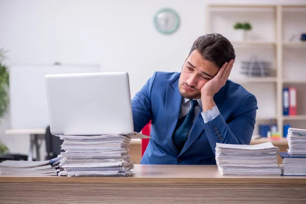 Jovem empresário empregado e muito trabalho no escritório — Fotografia de Stock