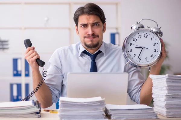 Empleado joven empresario infeliz con el trabajo excesivo en el de —  Fotos de Stock