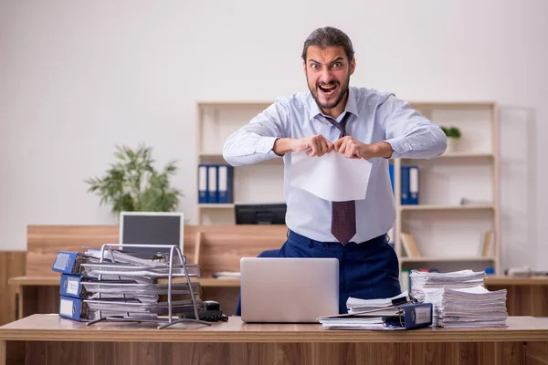 Giovane imprenditore dipendente infelice con il lavoro eccessivo nel del — Foto Stock