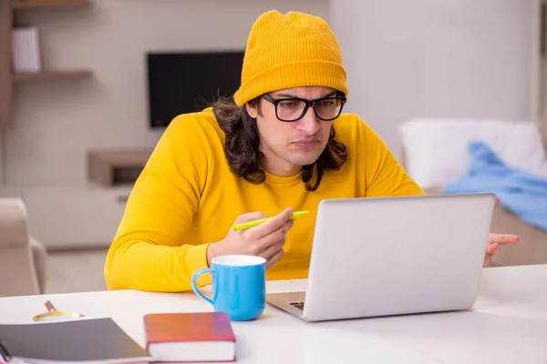 Joven estudiante masculino preparándose para los exámenes en casa — Foto de Stock