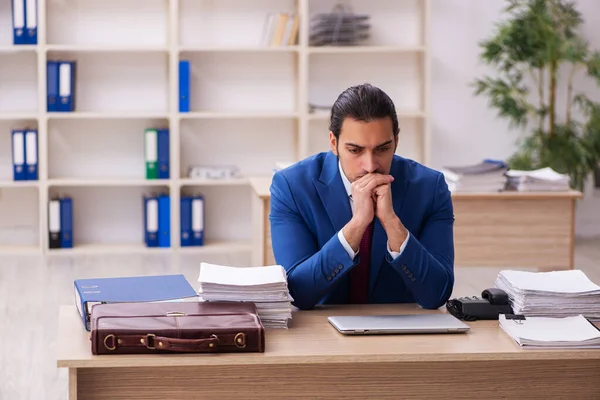 Empleado masculino joven extremadamente cansado en la oficina —  Fotos de Stock