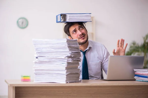 Empleado joven empresario descontento con el trabajo excesivo en la oficina — Foto de Stock