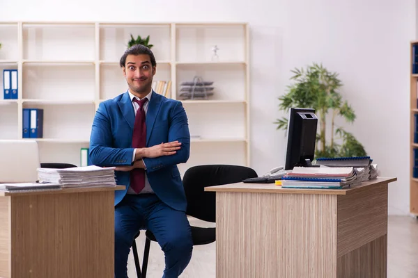 Ung manlig anställd i multitasking koncept — Stockfoto