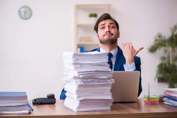 Empleado joven empresario descontento con el trabajo excesivo en la oficina — Foto de Stock