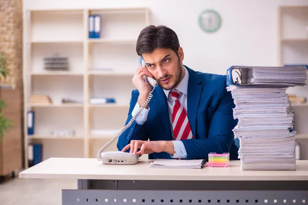 Fiatal üzletember alkalmazott elégedetlen a túlzott munka az irodában — Stock Fotó