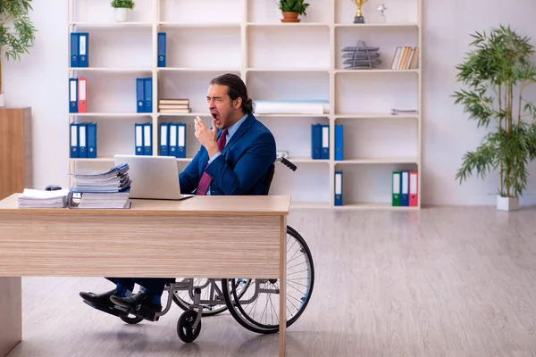 Junge behinderte Angestellte im Büro — Stockfoto