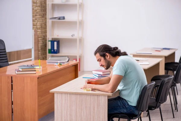 Young male student in the classroom during pandemic — Stock Photo, Image