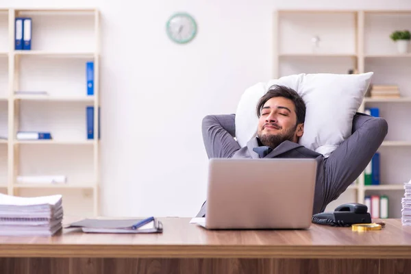 Jeune employé masculin dans un concept de sommeil excessif — Photo