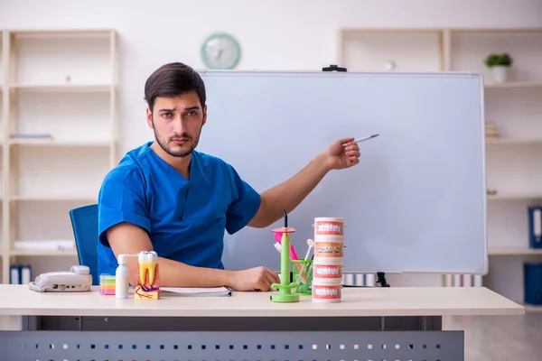 Jonge mannelijke tandarts docent voor whiteboard — Stockfoto