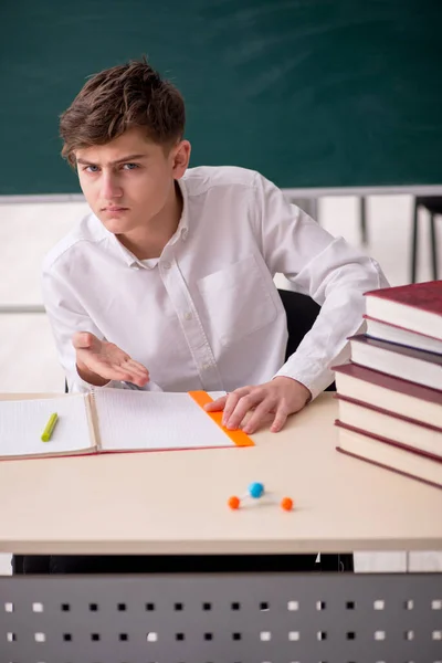 Boy stadying chemistry in the classrom — Stock Photo, Image